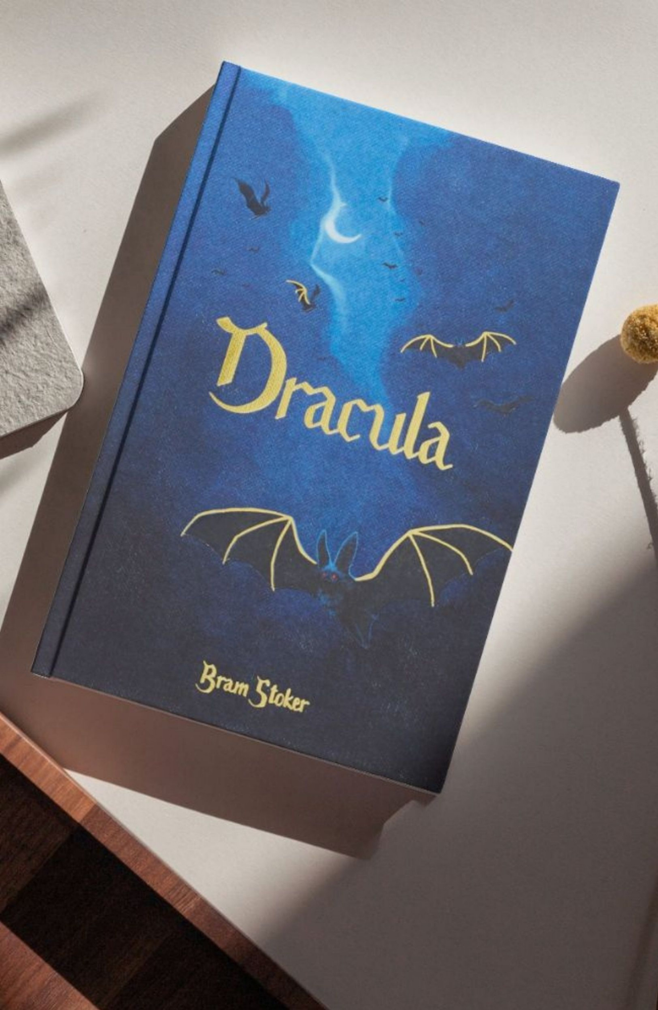 Wordsworth Collectors Edition l Dracula - Bram Stoker’s Dracula featuring the iconic battle against the ancient vampire Count Dracula - Now only R219